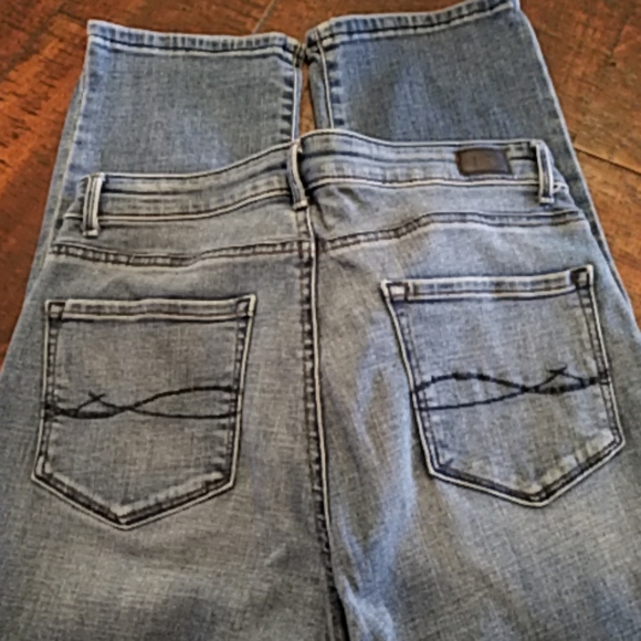 Lee jeans EUC. Slight distressed look. Size 30x28 - Picture 4 of 5